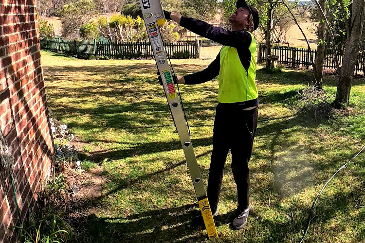 Seasoned gutter cleaning pro assembles their extension ladder in narooma.